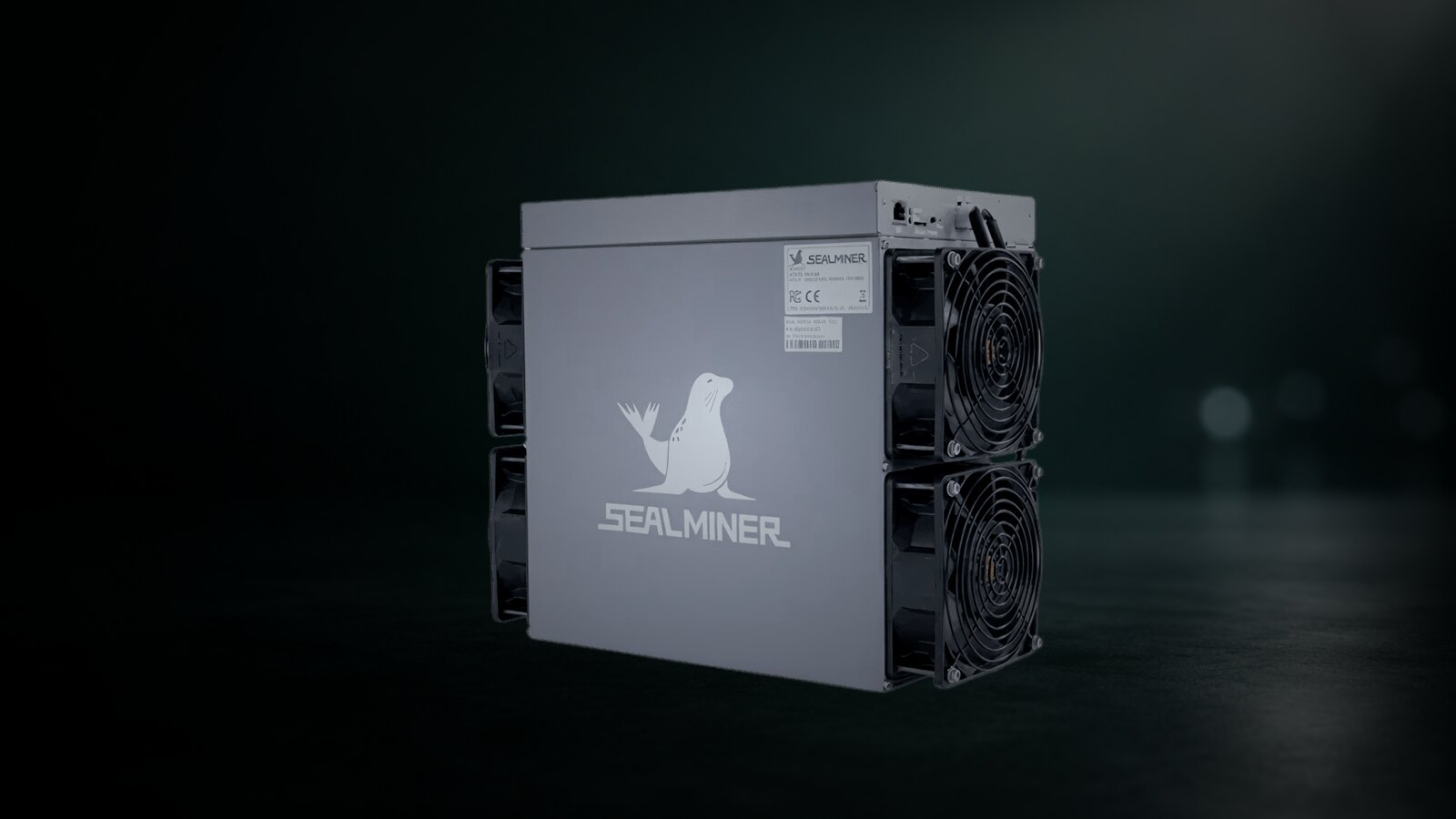 Una Bitdeer SealMiner A4 Pro Air frente a un fondo de estudio oscuro