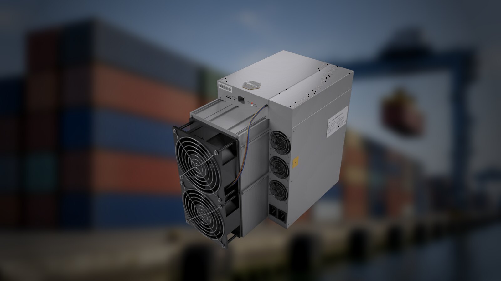 Una Antminer S19K Pro fotografiada frente a un puerto de contenedores