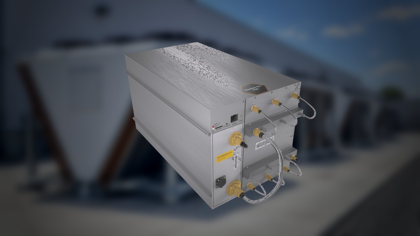 Una Antminer S21+ Hyd fotografiada junto a una batería de enfriadores secos