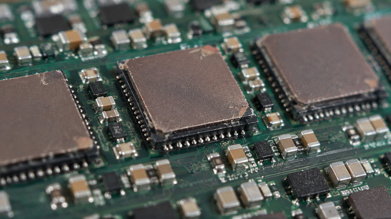 Primer plano de chips ASIC en un hashboard de minero