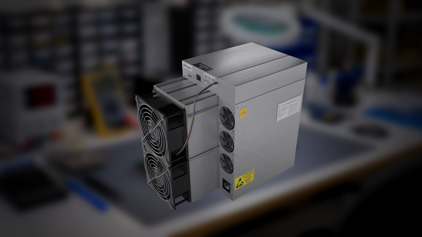 Un Antminer T21 fotografiado en un banco de reparación